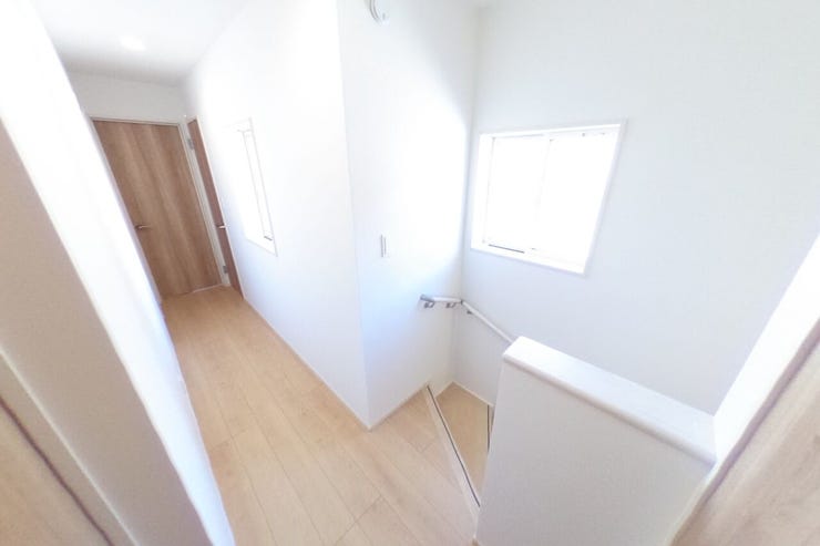 ●2階廊下●明るい廊下スペースです。階段には手すりがございます。廊下にも収納があり、ご家族で共有で使用される物やストック品の収納にも便利です。(甲府市羽黒町 新築建売物件)