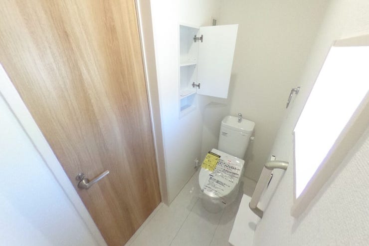 ●2階お手洗い●お手洗いは1階、2階共にウォシュレット機能、手すり、手洗いタンク、タオル掛け、ペーパー類の収納に便利な収納棚がございます(甲府市羽黒町 新築建売物件)