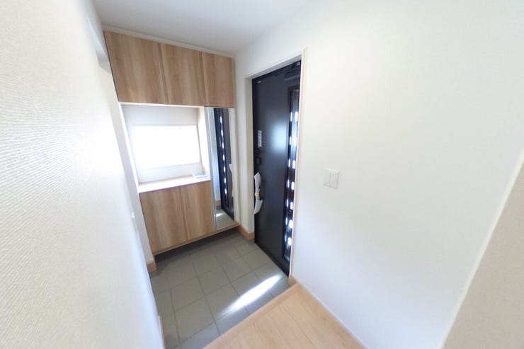 玄関には全身鏡付きの大型シューズボックスがございます。お出かけ前に靴を履いて身だしなみチェックができます。玄関ドアはスマートキーやスマホでの開閉も可能です。(甲府市羽黒町 新築建売物件)