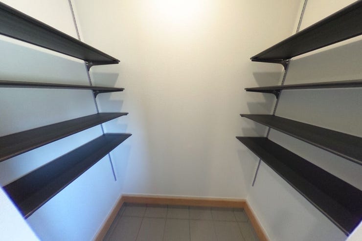 ●土間収納●玄関には可動棚4段付きの土間収納スペースがございます。靴以外の収納にも◎♪趣味の用具やお子様の遊具、家庭菜園用具などの収納にもお使いいただけます。(甲府市羽黒町 新築建売物件)