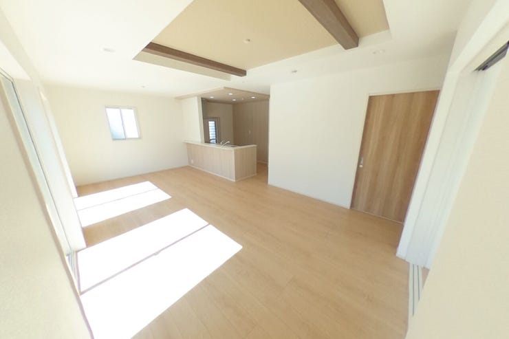 19帖のゆったりLDK!和室と続き間になっており、キッチンから全体を見渡せるので小さなお子様のいらっしゃるご家庭にも安心です♪(甲府市羽黒町 新築建売物件)