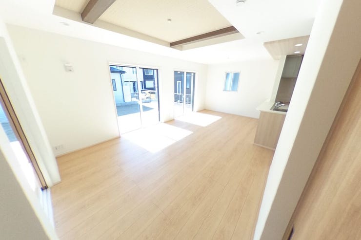 18帖のゆったりLDK!アクセントクロスと折上天井でおしゃれなリビングを演出します。ファン付きの照明を付けても良いですね。和室と続き間になっています。(甲府市羽黒町 新築建売物件)