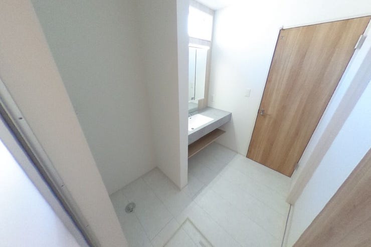 広々とした洗面、脱衣スペースです。洗面台は女性に嬉しい3面鏡です。鏡の背面は収納になっており、洗面台周りをスッキリ使えます。(甲府市羽黒町 新築建売物件)