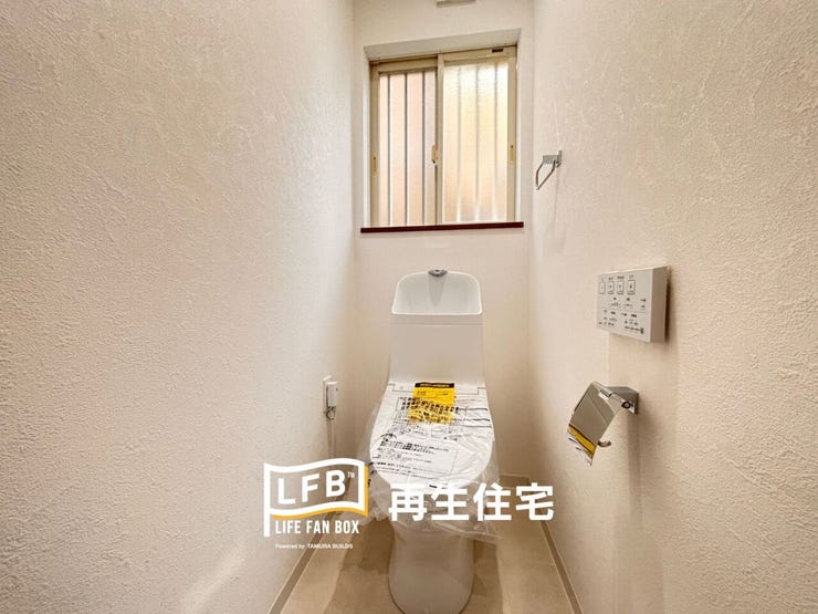 新品の温水洗浄便座付きトイレが設置されており、操作パネルも壁についていますね♪