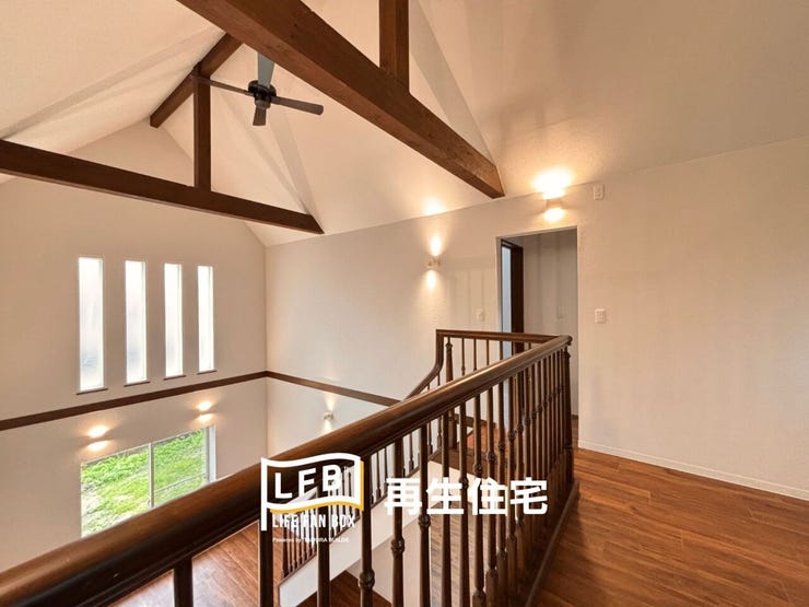 天井のファンが、冷暖房の効率を助け、空間のアクセントにもなっています。