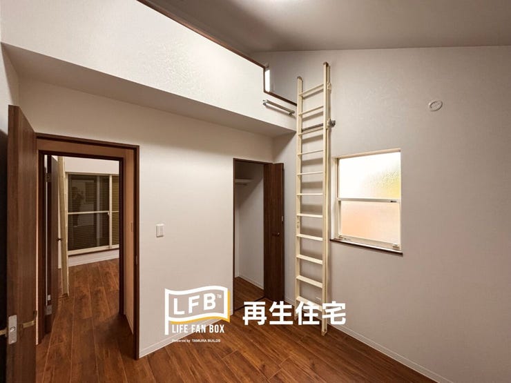 秘密基地のようなロフトへのアクセス梯子があり、遊び心のあるお部屋ですね♪