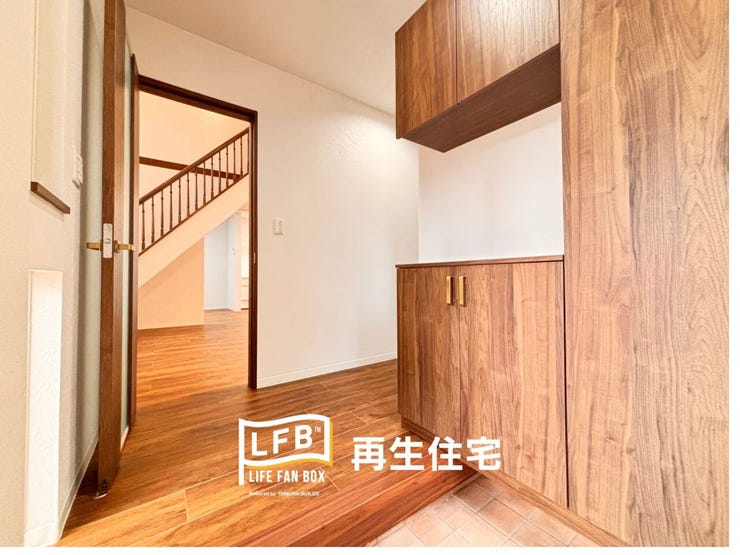 「美しく片付く玄関!」 大容量の木目調シューズボックスを設置。散らかりがちな玄関をいつも綺麗に保てます。