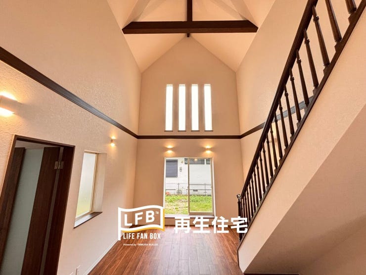 高い天井と木目の梁が印象的で、非日常的でリゾート感のある空間を演出してくれます♪