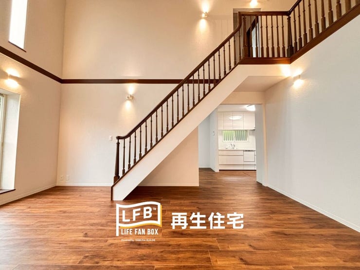 広いリビングルームで、家具の配置が自由自在。階段下から奥のキッチン(DK)へ続く動線もスムーズです。