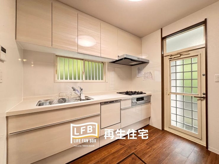 キッチンに勝手口があり、ゴミ出しやちょっとした荷物の出し入れに便利で、採光や換気の役割も果たしてくれますね♪