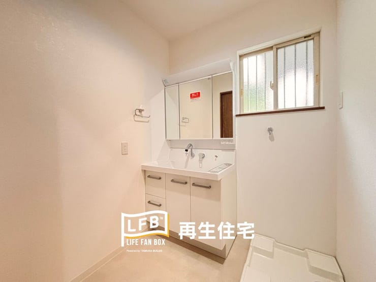 白い洗面化粧台は収納キャビネットも豊富です♪