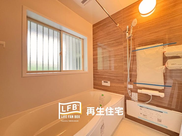 木目調の壁と丸い照明が、暖かみがありリラックスできる浴室です。窓付きで換気もばっちりです。