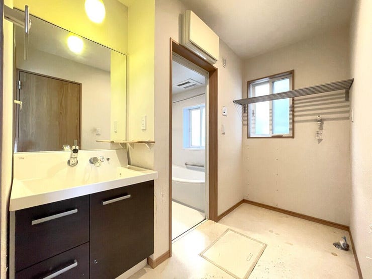 ◇洗面室
奥には洗濯機置き場があります。