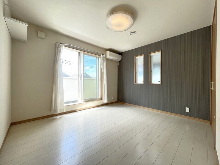 ◇約7.0帖の洋室
バルコニーに面した南向きの窓から日差しが差し込み明るい空間に♪