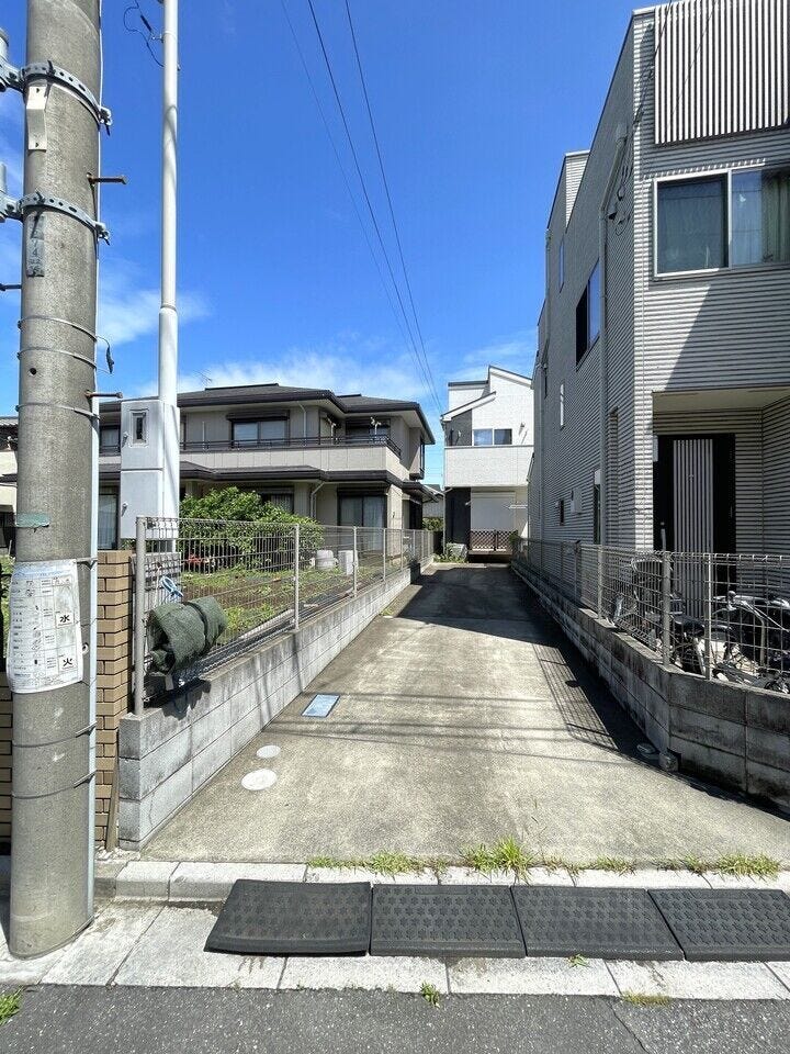 ◇駐車スペース
奥が該当物件になります。