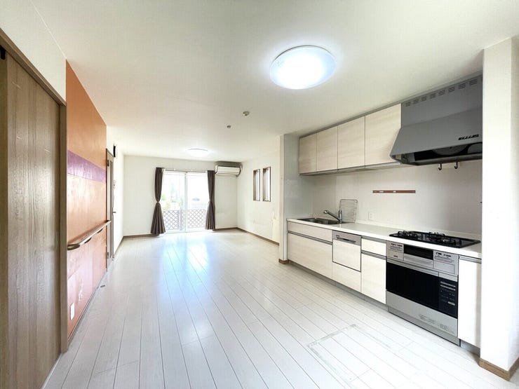 ◇約16.65帖のLDKは3面採光で明るい空間♪