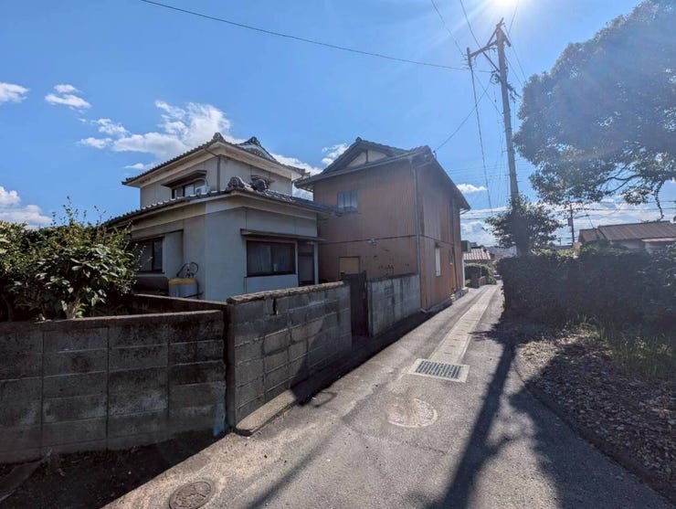 家を後ろから見た感じです♪