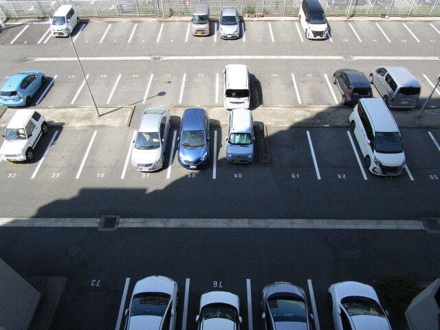 敷地内に設けられた駐車場です。
平面駐車場で、駐車しやすく幅も広く取ってあるので、運転が苦手な方でも安心。
(※空き状況は随時お問合せ下さい。)