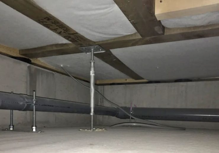 03.強く頑丈な床支持材
建物の床を支える「床束」と呼ばれる支持材に、サビやシロアリを寄せ付けない鋼製の床束を採用。
従来品に比べ信頼性が高く、安心の強度で頑丈な構造を支えます。