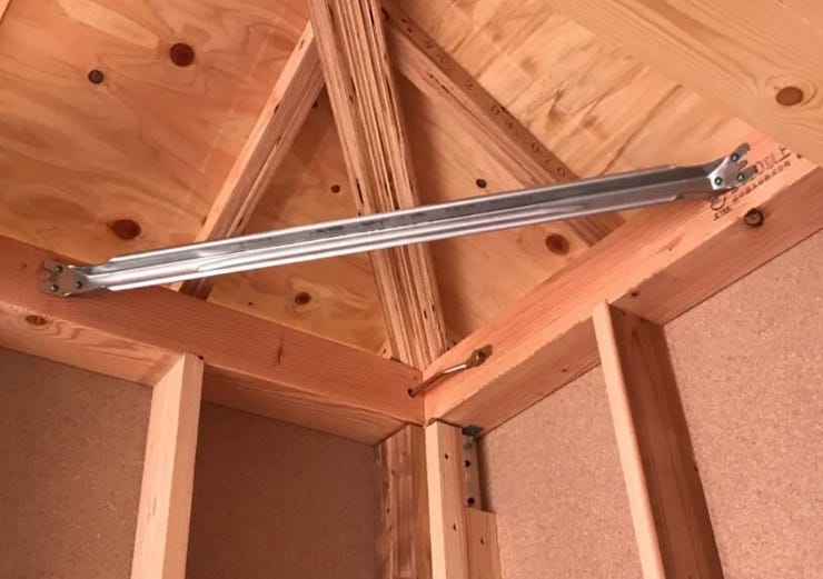 05.耐震金物
構造材をつなぎとめる接合部には「耐震金物」を採用。
基礎・土台・柱など接合部ごとに適材適所な耐震金具を選び、構造体をしっかりと緊結します。