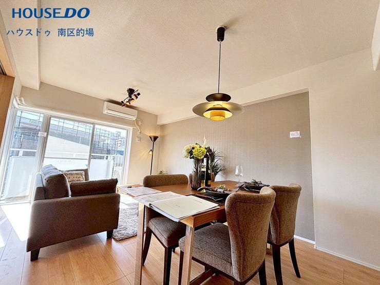 【リビング】
家族で過ごすことが多いリビングはぬくもりを感じる優しい空間。