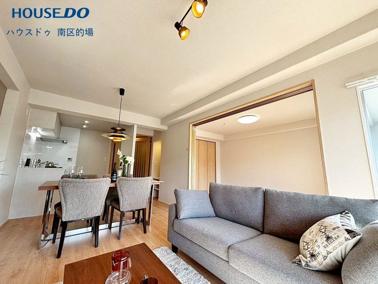 家族だんらん時間を過ごすリビングは明るく開放感のある場所です。