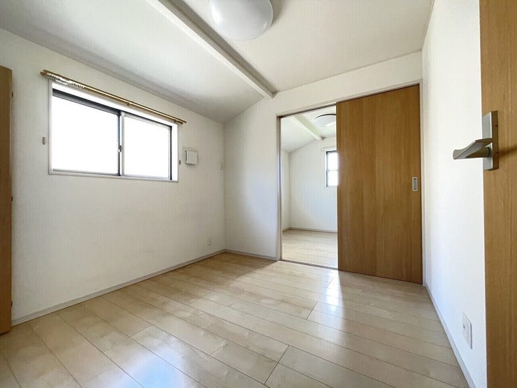 ◇2階 クローゼットつきで使い勝手のよい洋室4.5帖
隣のクローゼットつき洋室約5.5帖と仕切りで区切られています。