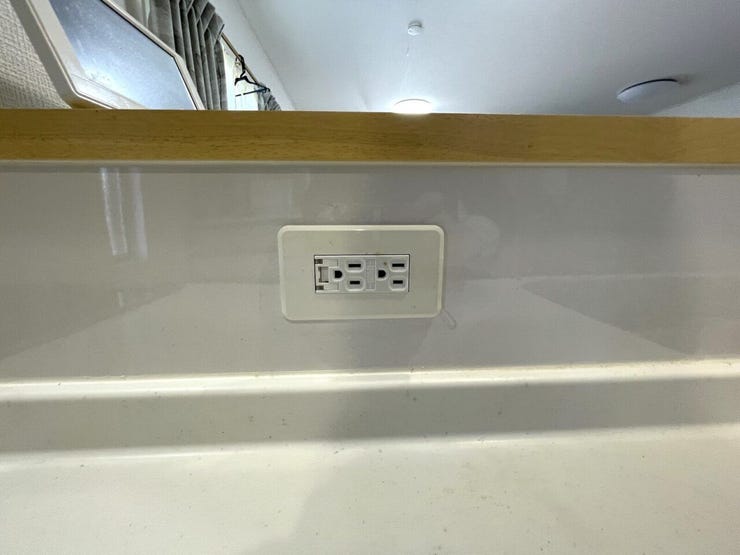 ◇キッチン コンセント2口つき
ミキサーや電気ケトルなど繋いで、キッチンをさらに便利に活用できます!