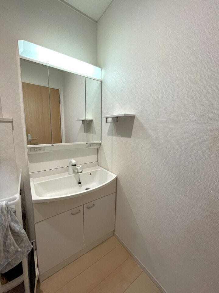 ◇洗面所 独立洗面台
身支度を効率的に行える三面鏡つき