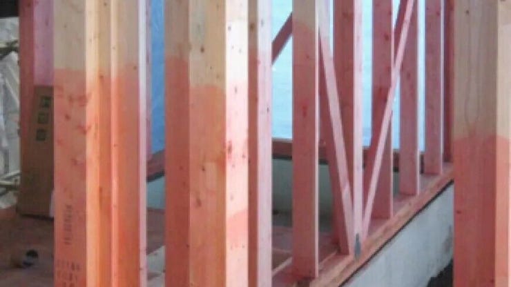 シロアリの侵入・被害を防ぐための処置。予防駆除剤などを使用し、木造住宅へのシロアリ被害を防ぎます。