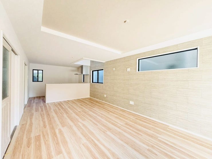 アクセントクロスがフォーカルポイントとなりおしゃれな印象のリビングになっています♪