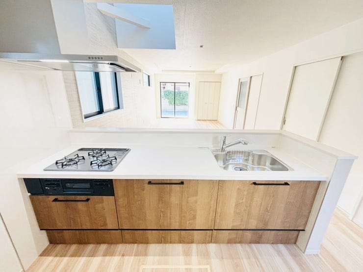 カウンターキッチンはリビングにいる家族の様子を見ながら調理できるので、小さなお子様がいるご家庭にもおすすめです♪