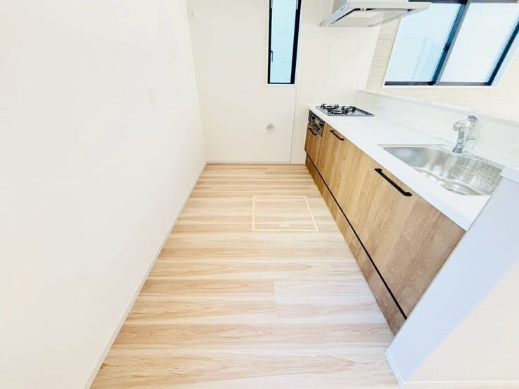 床下収納には長期間保存ができる醤油や味噌などをストックしたり、防災用の缶詰やレトルト食品などをまとめて保存したりしておくと安心です♪