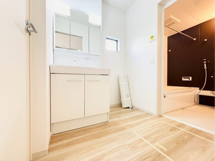 洗面所に窓があることで換気がしやすく、日中は照明がなくても十分な明るさを確保できます!