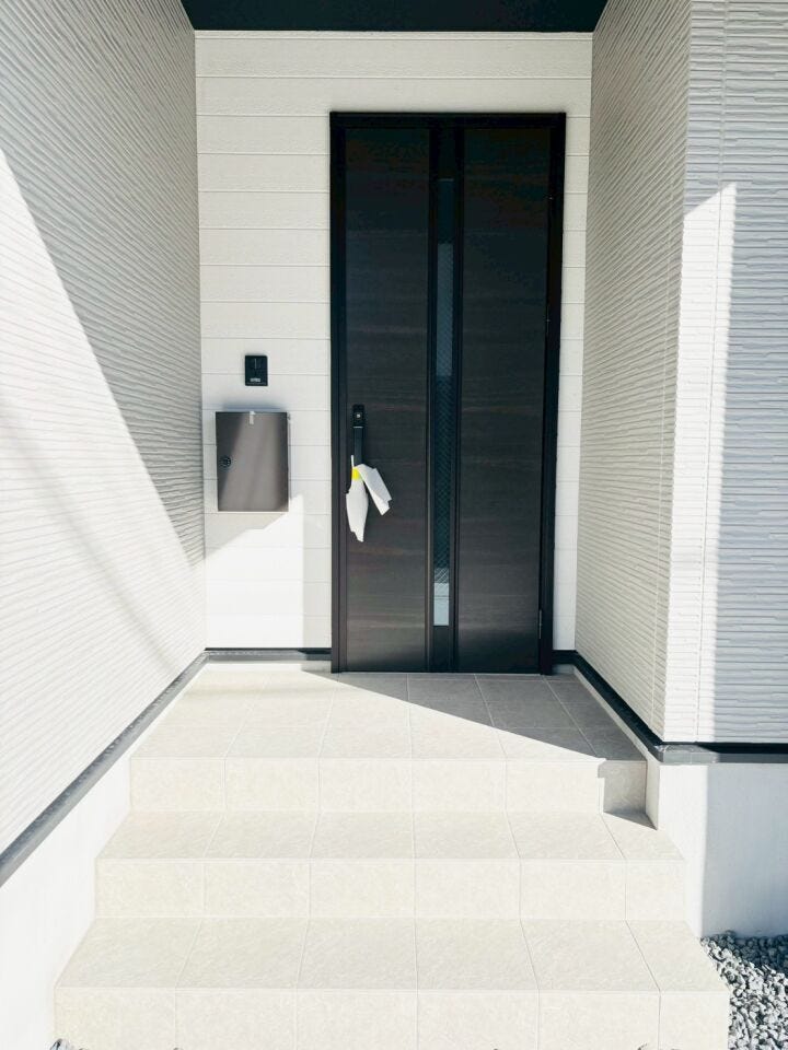 玄関ポーチは屋根があることで、雨の日でも濡れずに傘を開閉出来たり、日差しを遮ることで快適な出入りできます!