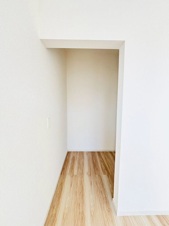 扉がないことで、クローゼットの中身が視覚的に開放感を与え、部屋全体が広く感じられる効果があります!