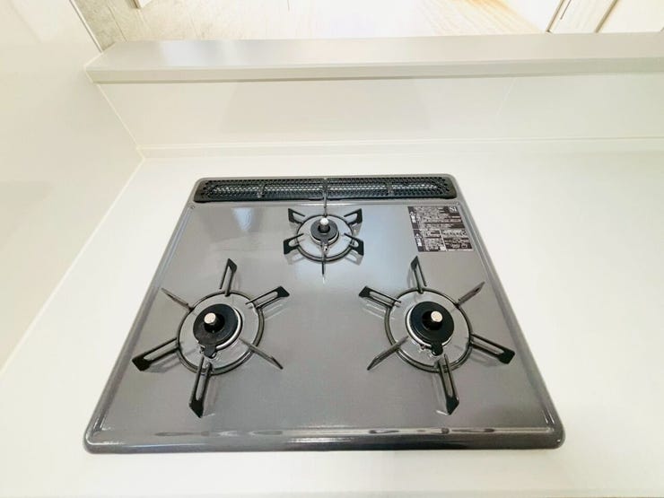 三口コンロは大人数分の料理を手早く準備する際に便利です!大家族の方やパーティーやイベントのときにも活躍します!