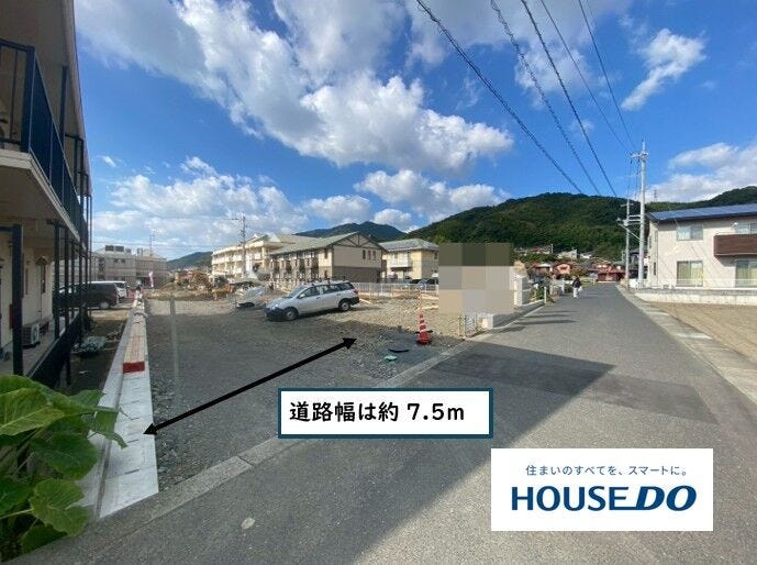 区画内の道路幅は約7.5mです