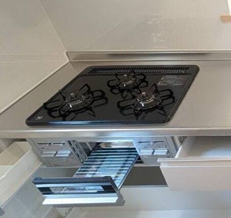 【同型タイプのガスコンロ】
3口ガスコンロは、洗いやすく拭きやすいのでお掃除も簡単です。火力の自動調節機能やあんしん機能等がついており消し忘れのフォローもしてくれます。