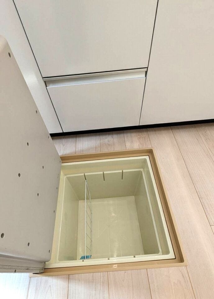 【同タイプの床下収納】
キッチンにある床下収納です。頻繁に使用しない調理器具や、かさばる日用品の収納に便利です。