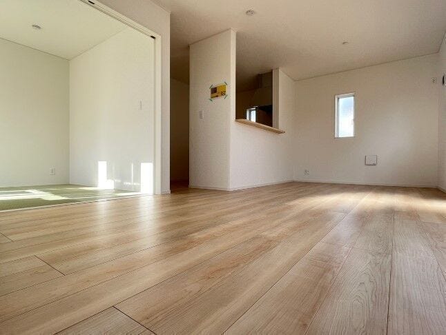 【同型リビング】(他物件参考写真)
ご家族で集まる楽しいリビングです