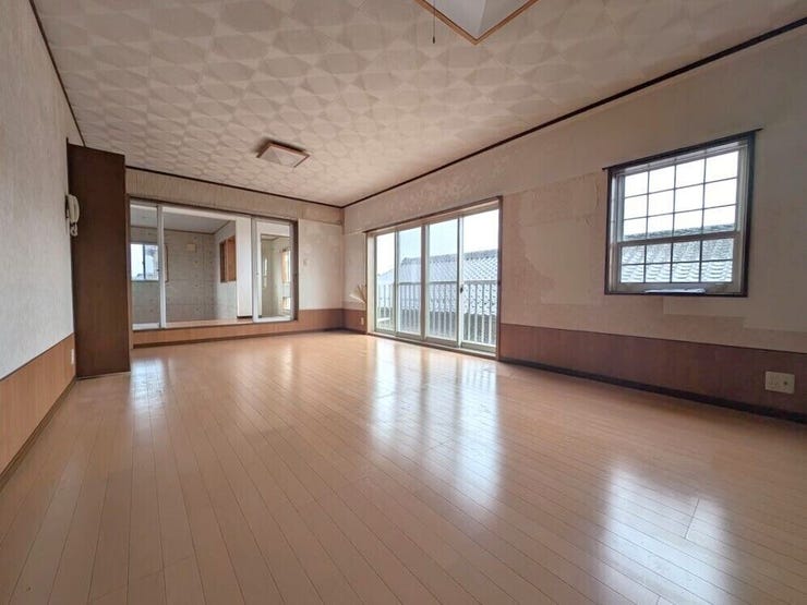 2階洋室
バルコニーに面した明るく風通しのよいお部屋です。