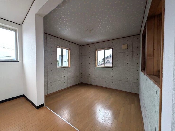 2階洋室
コンクリート柄のクロスがオシャレを彩ります♪