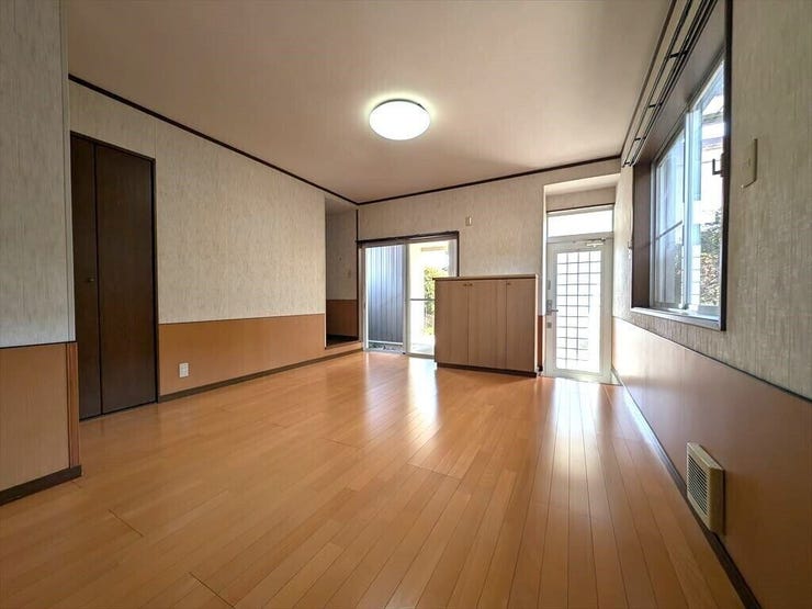 日当たりのよい温かい雰囲気の広々LDKスペースです♪
ご家族との団欒をこちらでゆったりとお過ごしください♪