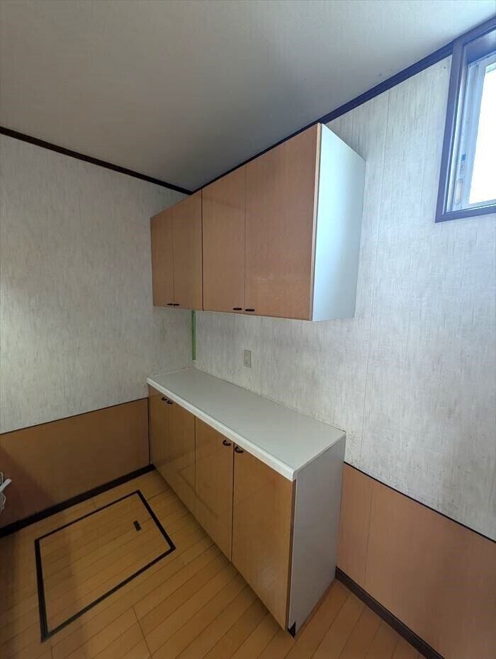 キッチン背面には、カップボードが付いています。家電がたっぷり置けるカウンターに、収納力の高い吊り収納付きです。