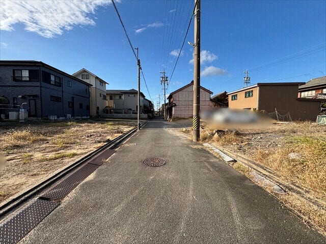 普通車が1台通れる幅となります。大型車の通行が少ないので、振動や騒音が抑えられます。
(2025年11月11日撮影)