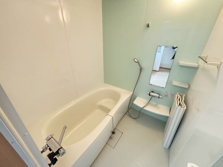 ≪浴室≫
ミントグリーンのアクセントパネルで清潔感のある浴室。2018年に交換済みです。