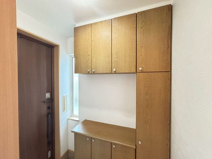 ≪玄関≫
コの字型の収納で、圧迫感が少なく収納量も確保しています。