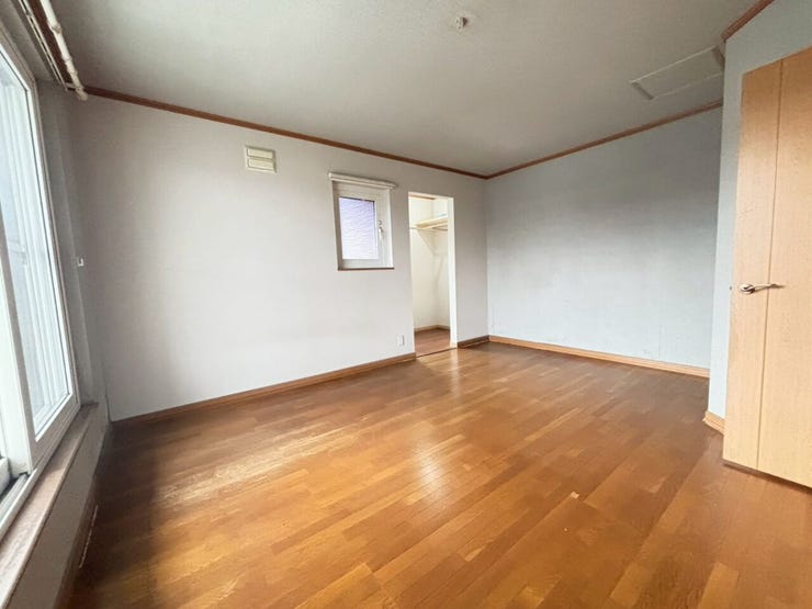 ≪洋室2≫
2階・南西側の洋室。バルコニーに面しており、明るい空間です。