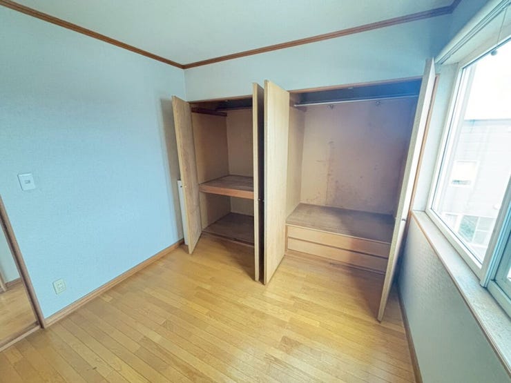 ≪洋室4・収納≫
収納力のあるクローゼットが2つあり、住空間をすっきりと見せる事ができます。